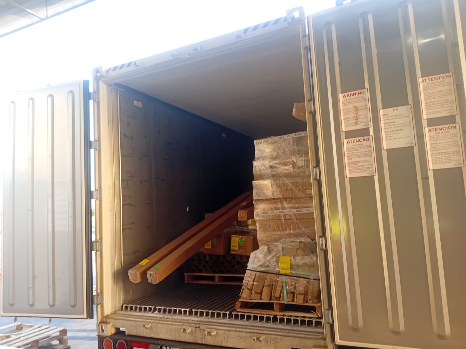 Container un-stuffing at warehouse